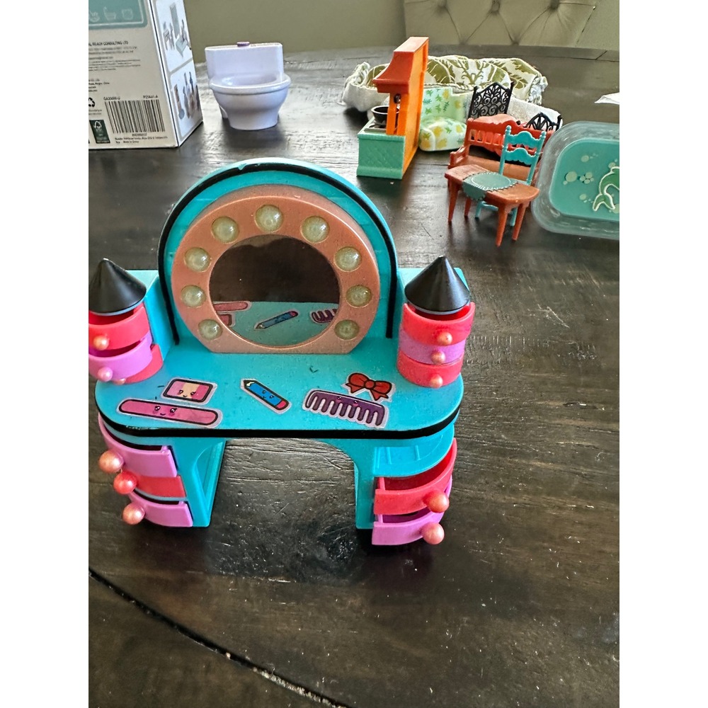 MGA LOL Surprise Dollhouse Furniture Teal Pink‎ Vanity with Drawers and Mirror